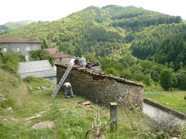 Le four à pain de Massas en août 2013 lors de la réparation de la toiture.