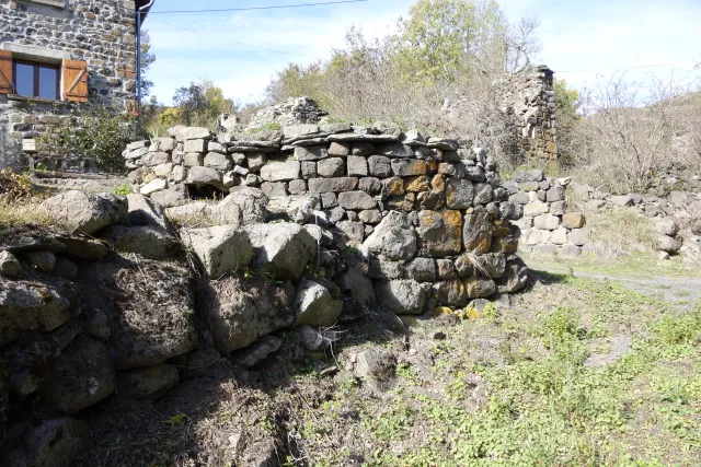 Four de Soutron, bas du village, en ruines.