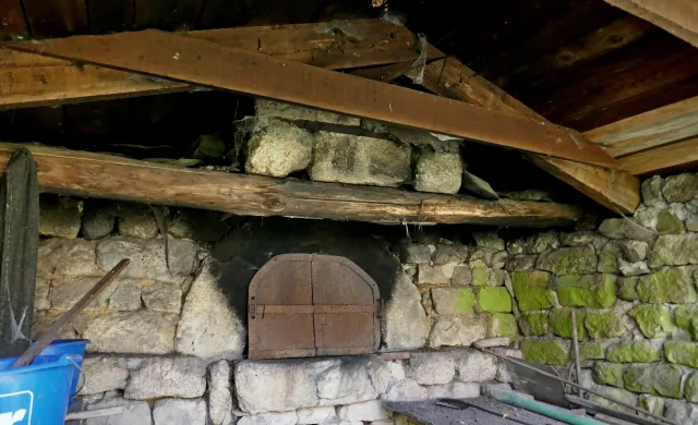 Intérieur de l'auvent du four en 2026.