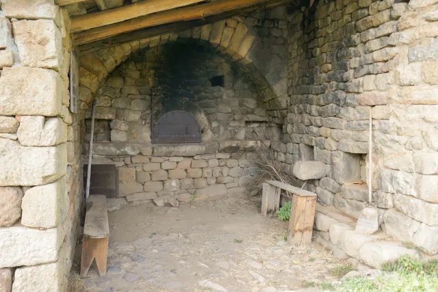 Intérieur du four à pain de Massas en octobre 2026.