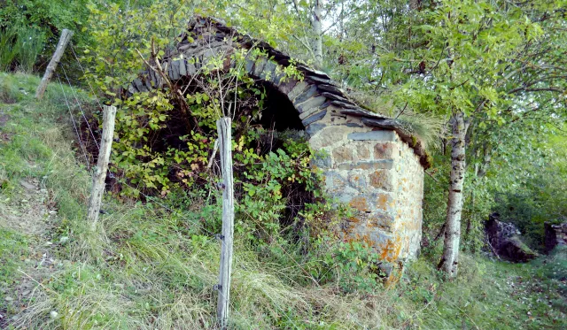 Four situé en haut du hameau de Soutron en octobre 2026.