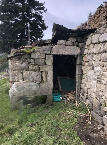 Vue de l'entrée du four côté est