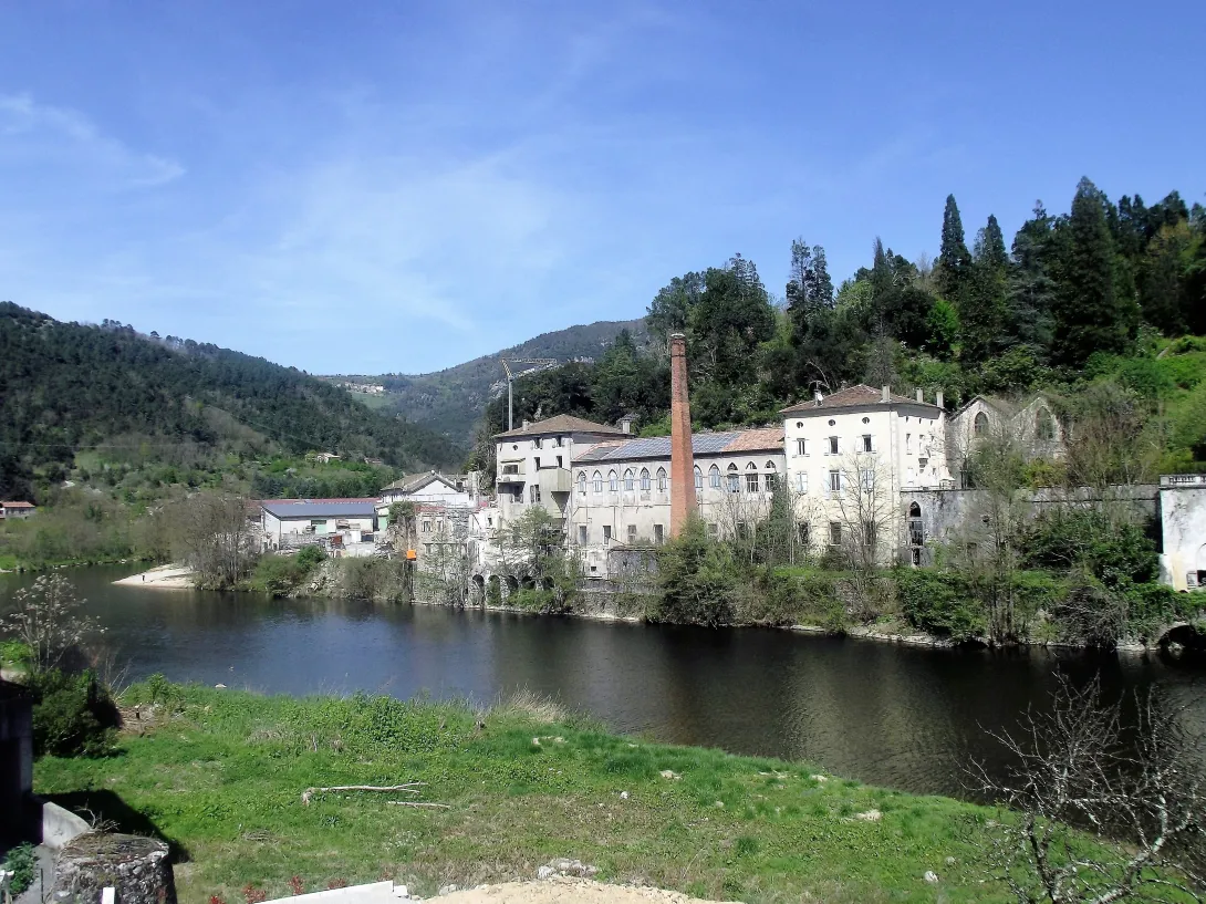 Les usines Fougeirol, état actuel. Au milieu, l'ancien moulinage. Au fond,se trouvait la métallurgie, on devine le canal au-dessus de l'Eyrieux.