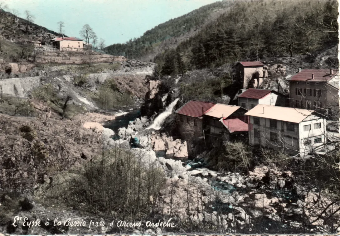 L'usine d'électricité d'Arcens, dans les années 50-60, reconvertie en "usine de pierres à briquet" Carte postale colorisée L"Eysse à la Bessio près d'Arcens Ardèche. Ed . A . ROCHE St Agrève