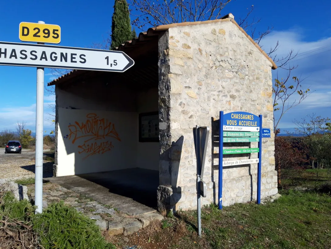 vue rapprochée de la halte TA CHASSAGNES