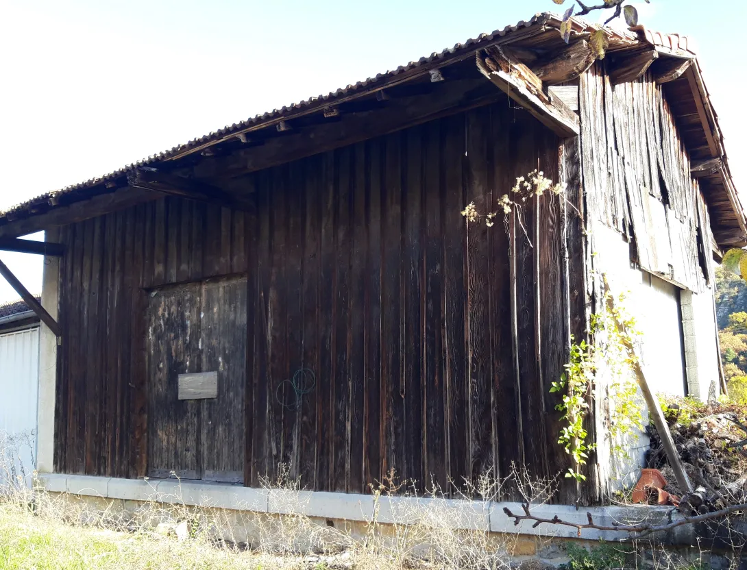 vue rapprochée de la halle marchandise des ASSIONSte TA CHASSAGNES